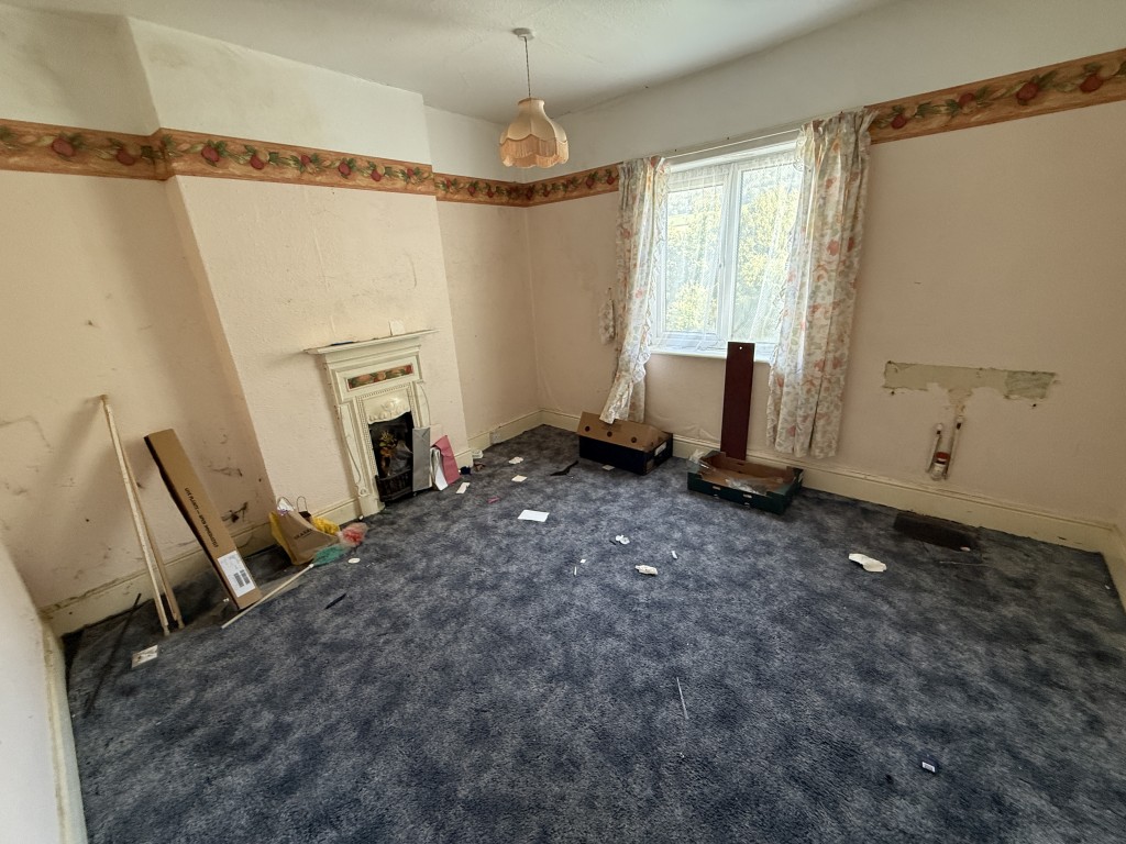 Lot: 109 - DETACHED COTTAGE IN VILLAGE LOCATION FOR UPDATING - Bedroom three